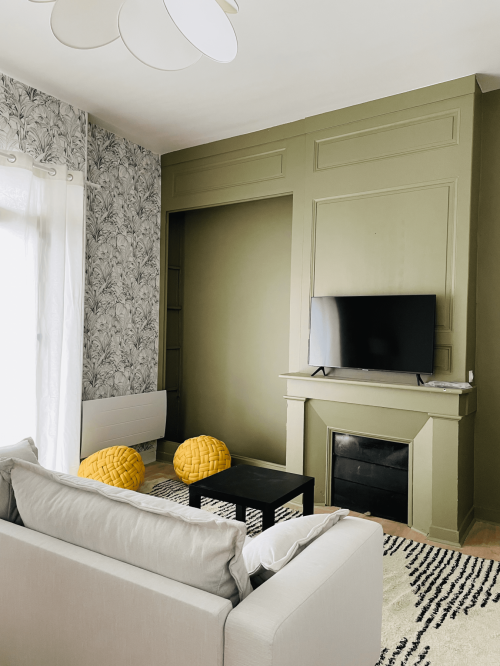 Aménagement 5 appartements Noémie Marteau Salon vert et papier peint noir et blanc, avec touches de jaune. Maison Noémie Marteau, décoratrice d'intérieurs